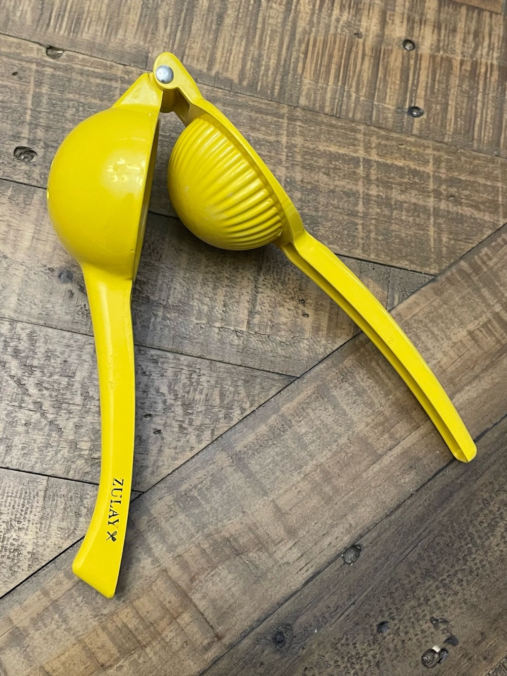 Zulay Kitchen 2-in-1 Manual Citrus Press in yellow